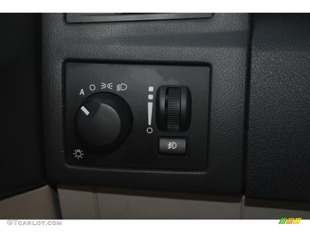 2005 300 C HEMI - Brilliant Black Crystal Pearl / Dark Slate Gray/Light Graystone photo #14