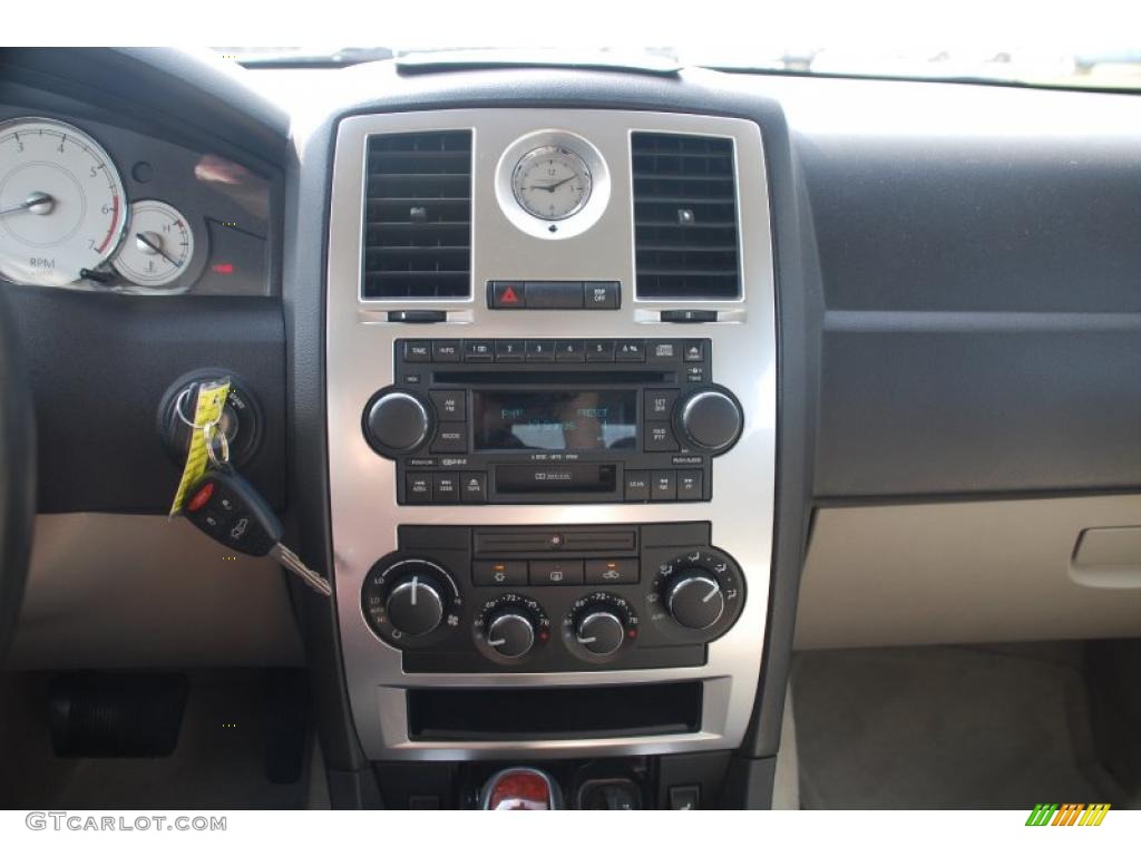 2005 300 C HEMI - Brilliant Black Crystal Pearl / Dark Slate Gray/Light Graystone photo #20