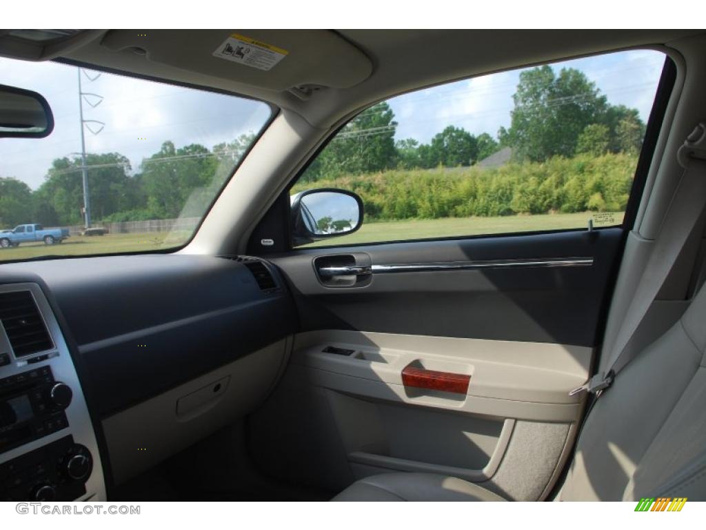 2005 300 C HEMI - Brilliant Black Crystal Pearl / Dark Slate Gray/Light Graystone photo #28