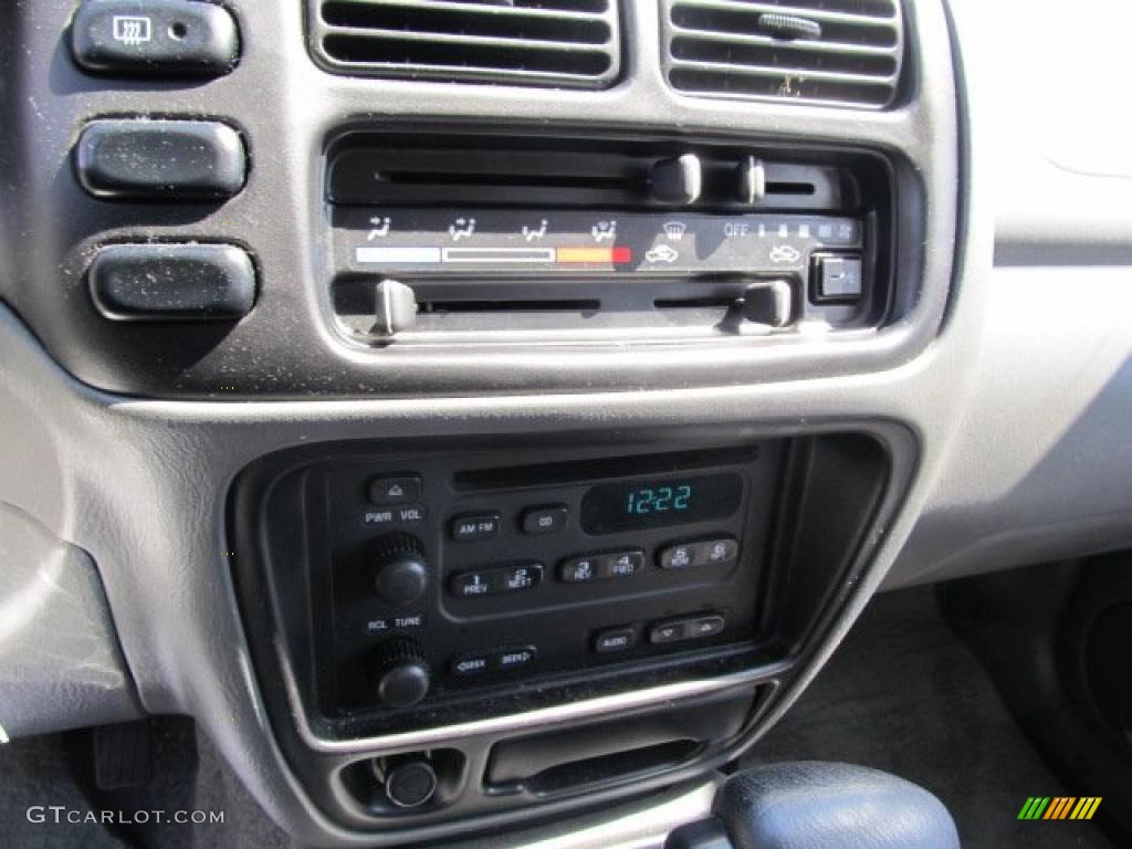 2000 Chevrolet Tracker 4WD Hard Top Controls Photo #48373654