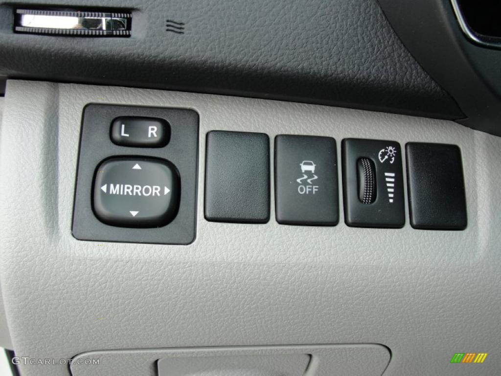 2011 Toyota Highlander Standard Highlander Model Controls Photo #48382232