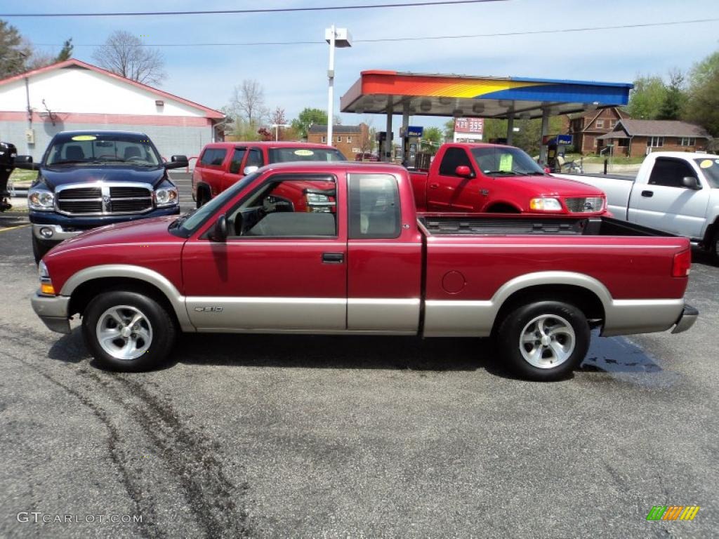 1998 S10 LS Extended Cab - Medium Red Metallic / Gray photo #1