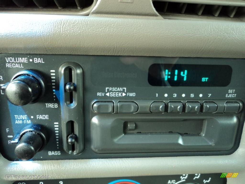1998 Chevrolet S10 LS Extended Cab Controls Photo #48383321