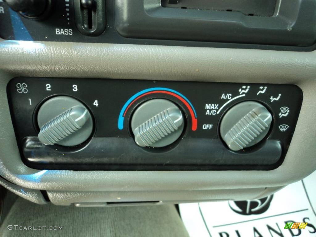 1998 Chevrolet S10 LS Extended Cab Controls Photo #48383324
