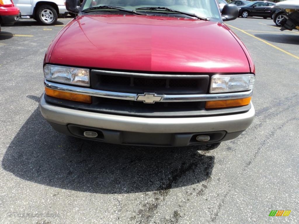 1998 S10 LS Extended Cab - Medium Red Metallic / Gray photo #13