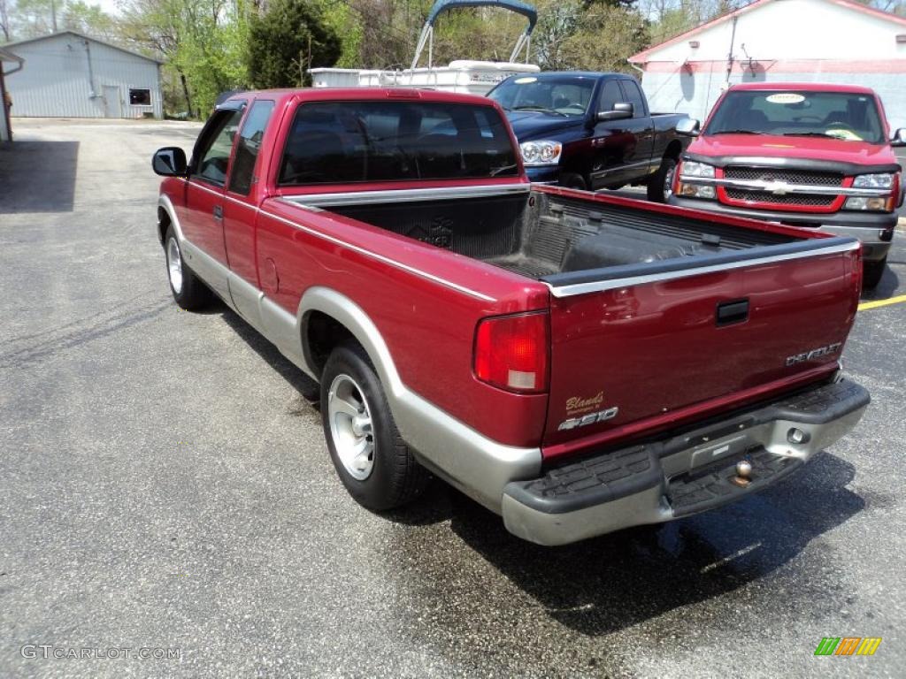 1998 S10 LS Extended Cab - Medium Red Metallic / Gray photo #15