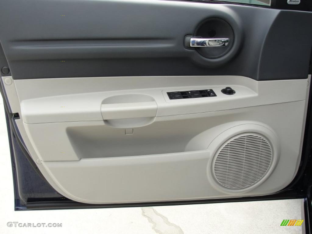 2005 Dodge Magnum R/T Dark Slate Gray/Light Graystone Door Panel Photo #48384647