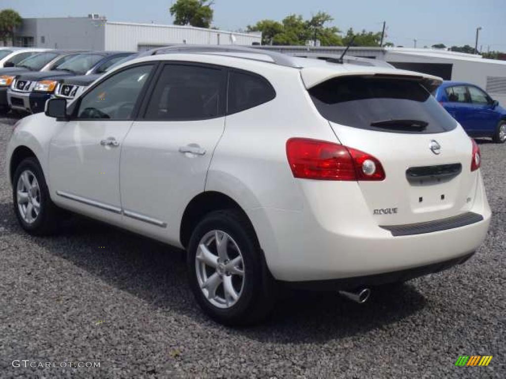 2011 Rogue SV - Pearl White / Gray photo #2