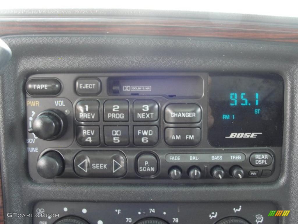 2002 Cadillac Escalade AWD Controls Photo #48402625