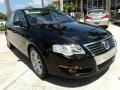 Deep Black - Passat Lux Sedan Photo No. 2