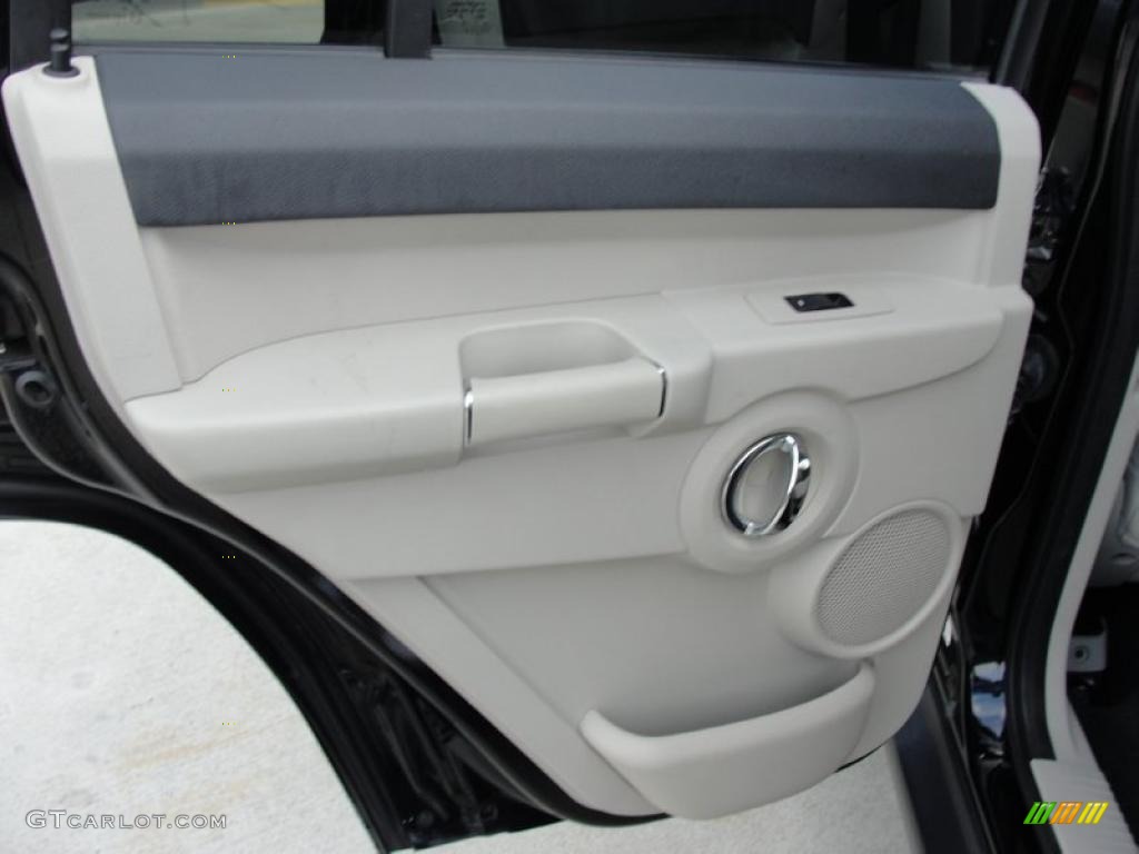2006 Jeep Commander Limited Dark Khaki/Light Graystone Door Panel Photo #48404461