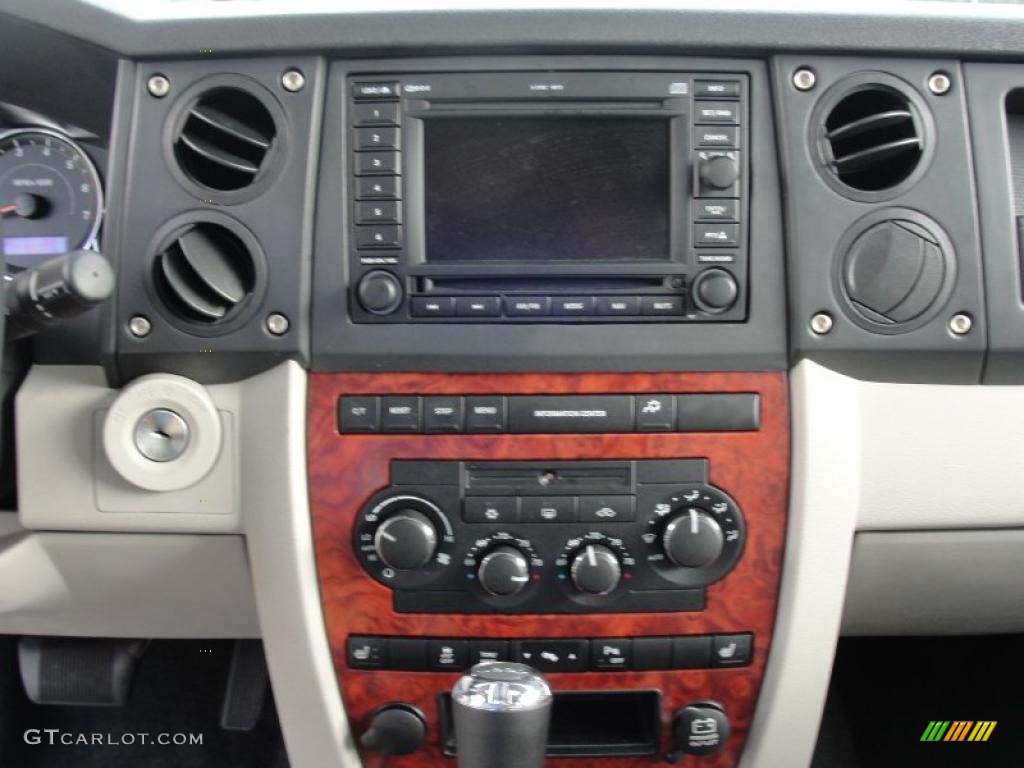2006 Jeep Commander Limited Controls Photo #48404563