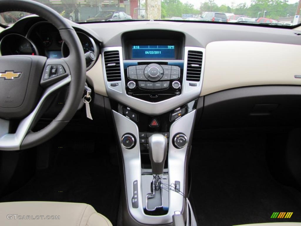 2011 Chevrolet Cruze LT Cocoa/Light Neutral Leather Dashboard Photo #48414580