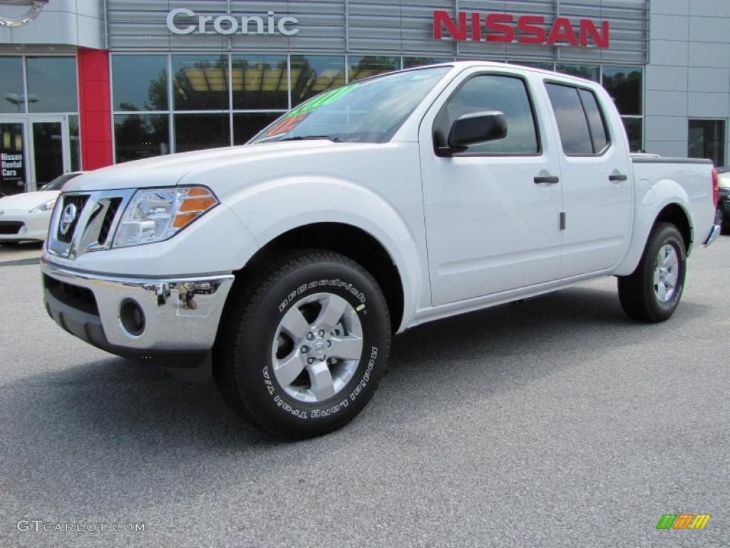 Avalanche White Nissan Frontier