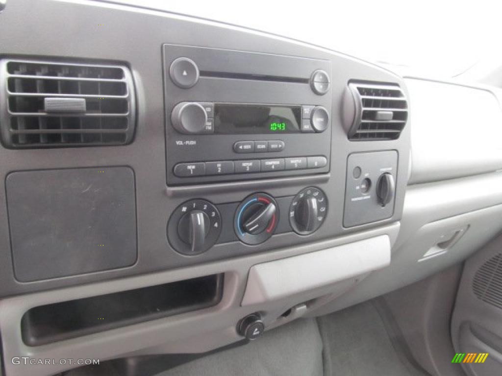 2005 Ford F250 Super Duty XLT SuperCab 4x4 Controls Photo #48419413