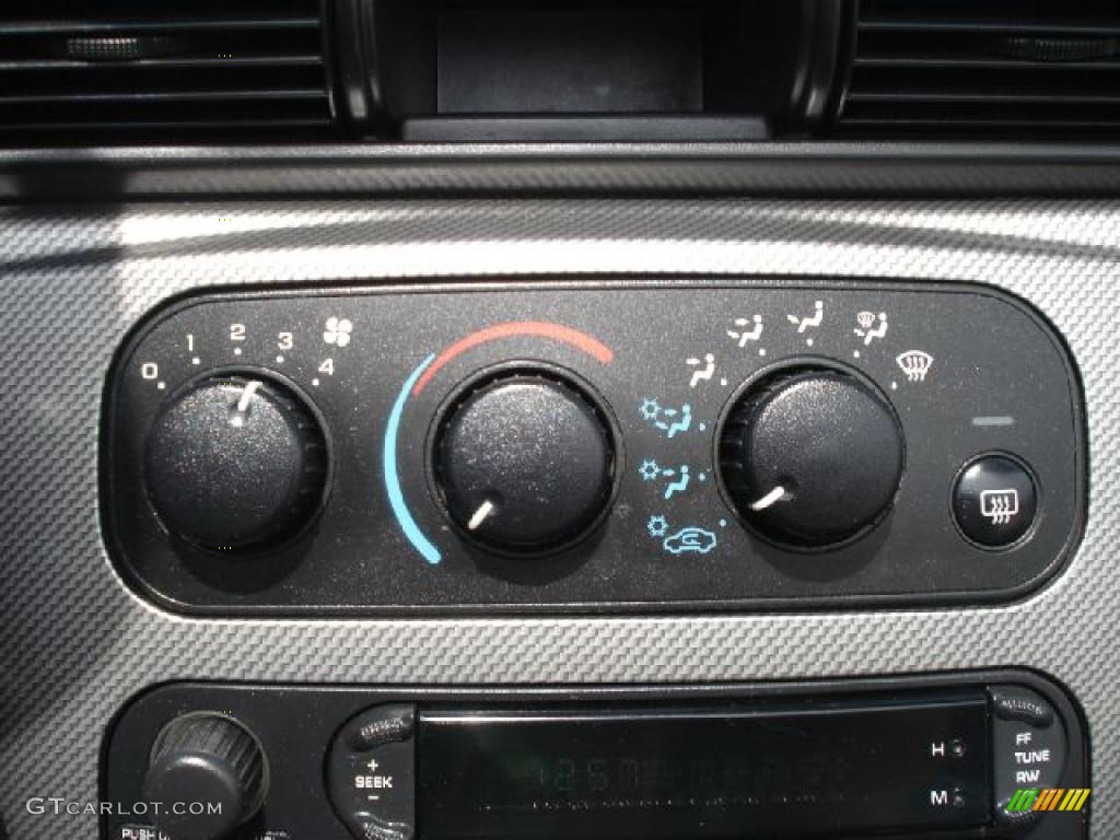 2005 Chrysler Sebring GTC Convertible Controls Photo #48423106