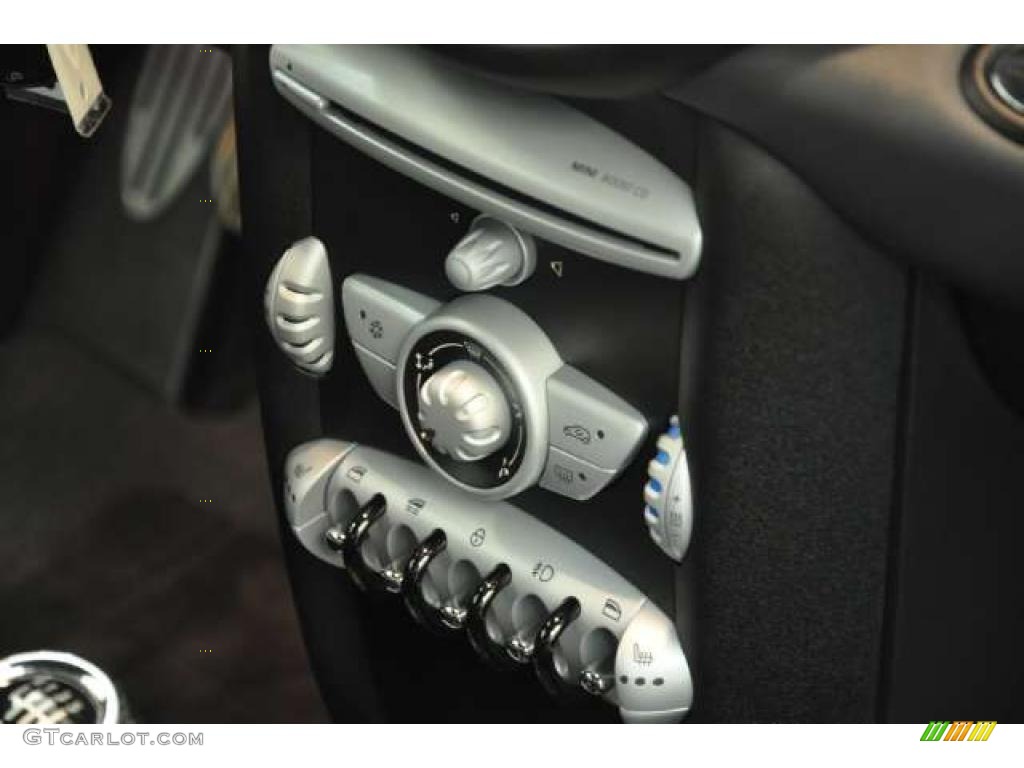 2010 Mini Cooper S Convertible Controls Photo #48447042