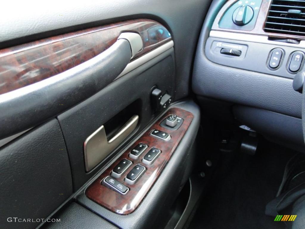 2006 Lincoln Town Car Signature Controls Photo #48451044