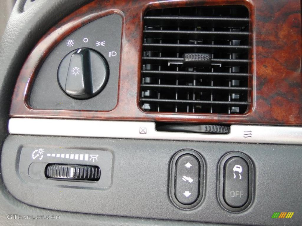 2006 Lincoln Town Car Signature Controls Photo #48451059