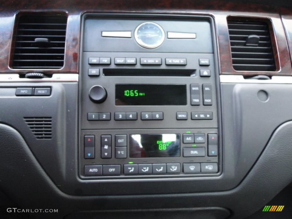 2006 Lincoln Town Car Signature Controls Photo #48451119