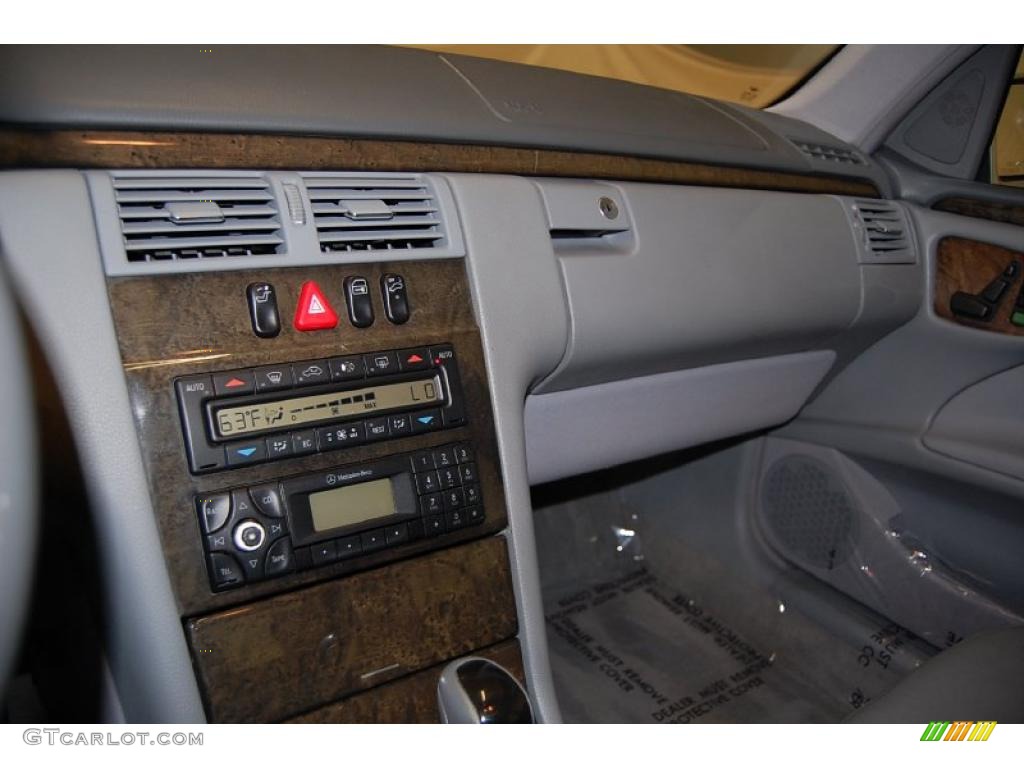 2002 E 320 Sedan - Quartz Silver Metallic / Ash photo #31