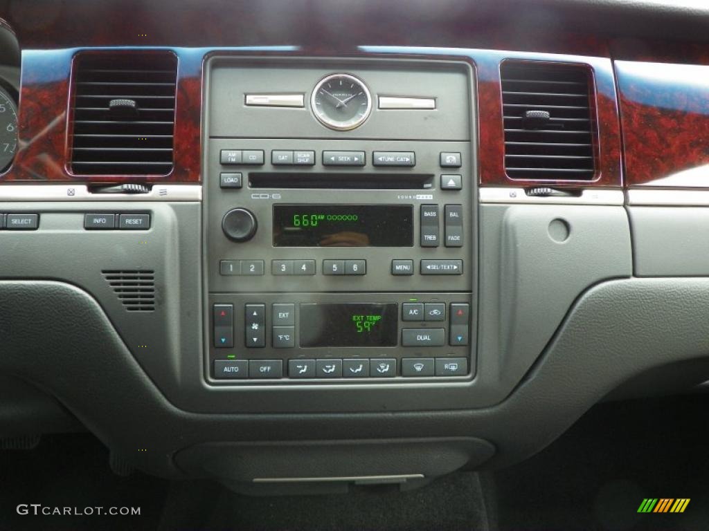 2010 Lincoln Town Car Signature Limited Controls Photo #48462303