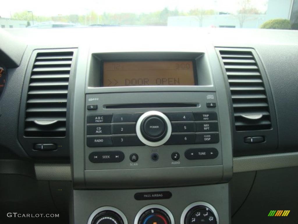 2008 Nissan Sentra 2.0 Controls Photos