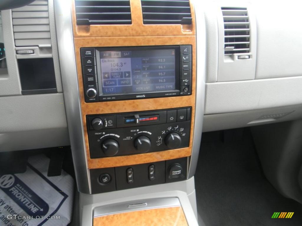 2008 Chrysler Aspen Limited 4WD Controls Photo #48463740