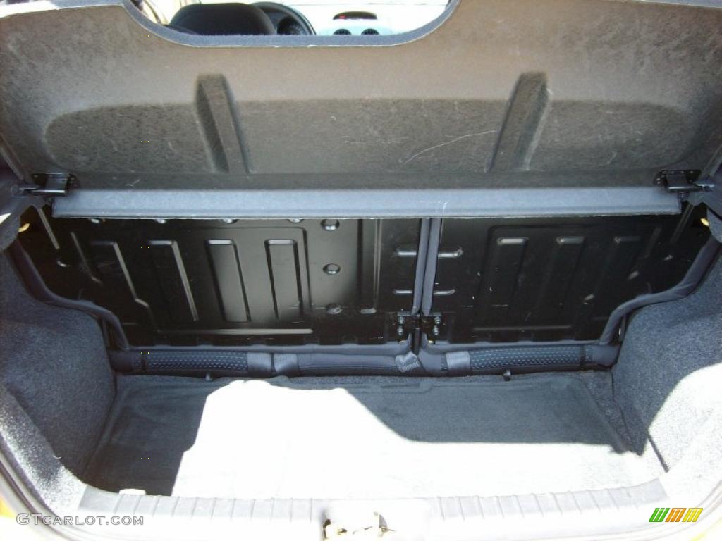 2006 Chevrolet Aveo LS Hatchback Trunk Photo #48467355