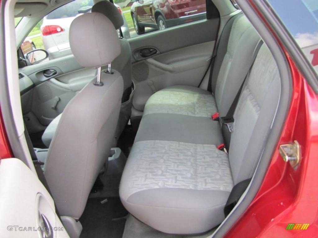 2005 Focus ZX4 SE Sedan - Sangria Red Metallic / Dark Flint/Light Flint photo #12