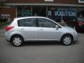 Brillant Silver - Versa 1.8 S Hatchback Photo No. 2