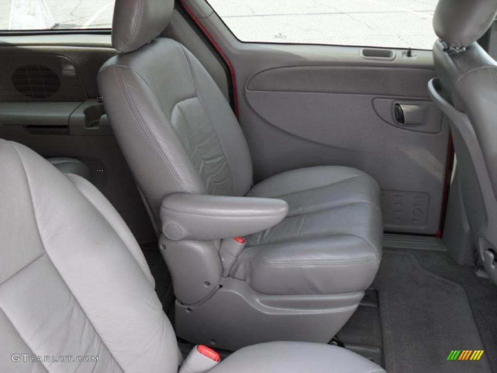 2002 Grand Caravan Sport - Inferno Red Pearl / Sandstone photo #17