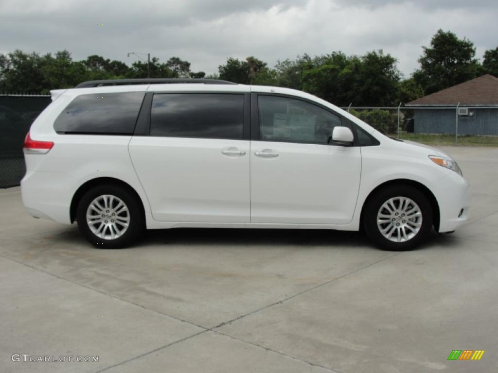 2011 Sienna XLE - Super White / Light Gray photo #2