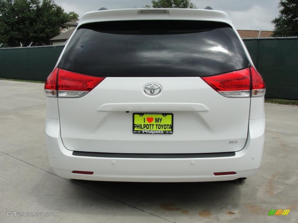 2011 Sienna XLE - Super White / Light Gray photo #4