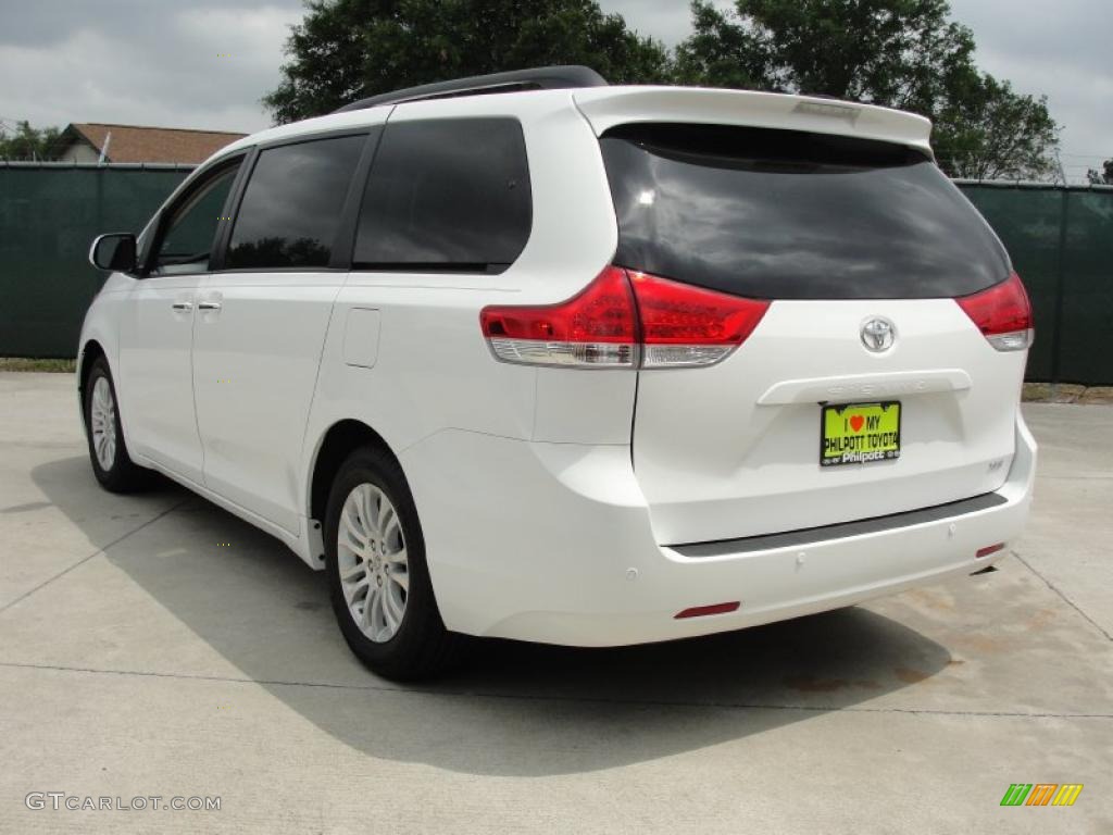 2011 Sienna XLE - Super White / Light Gray photo #5