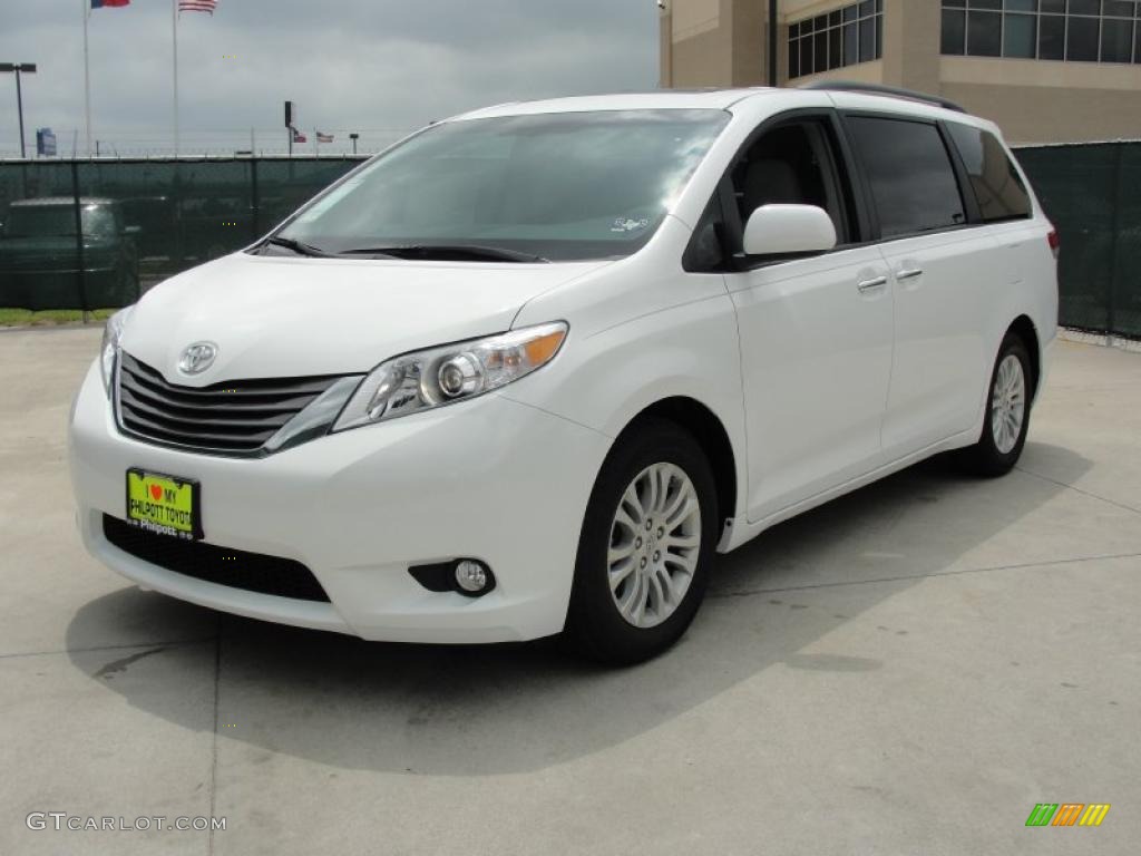 2011 Sienna XLE - Super White / Light Gray photo #7
