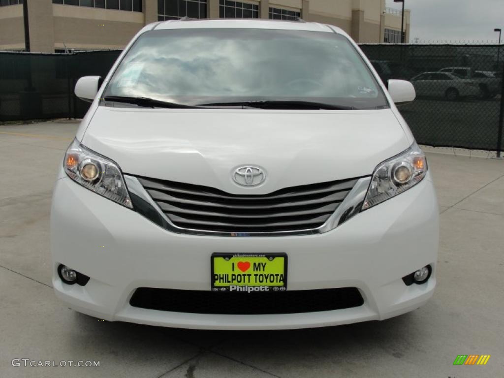 2011 Sienna XLE - Super White / Light Gray photo #8