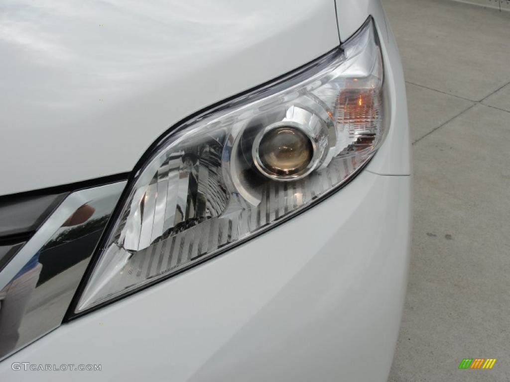 2011 Sienna XLE - Super White / Light Gray photo #9