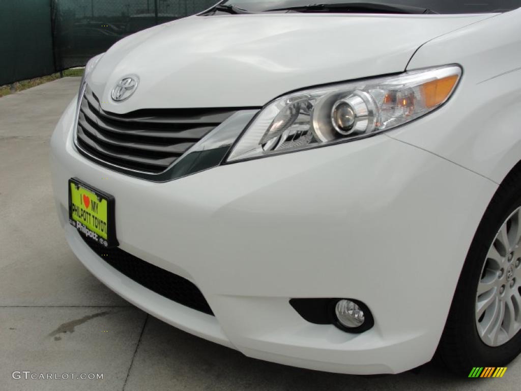 2011 Sienna XLE - Super White / Light Gray photo #10