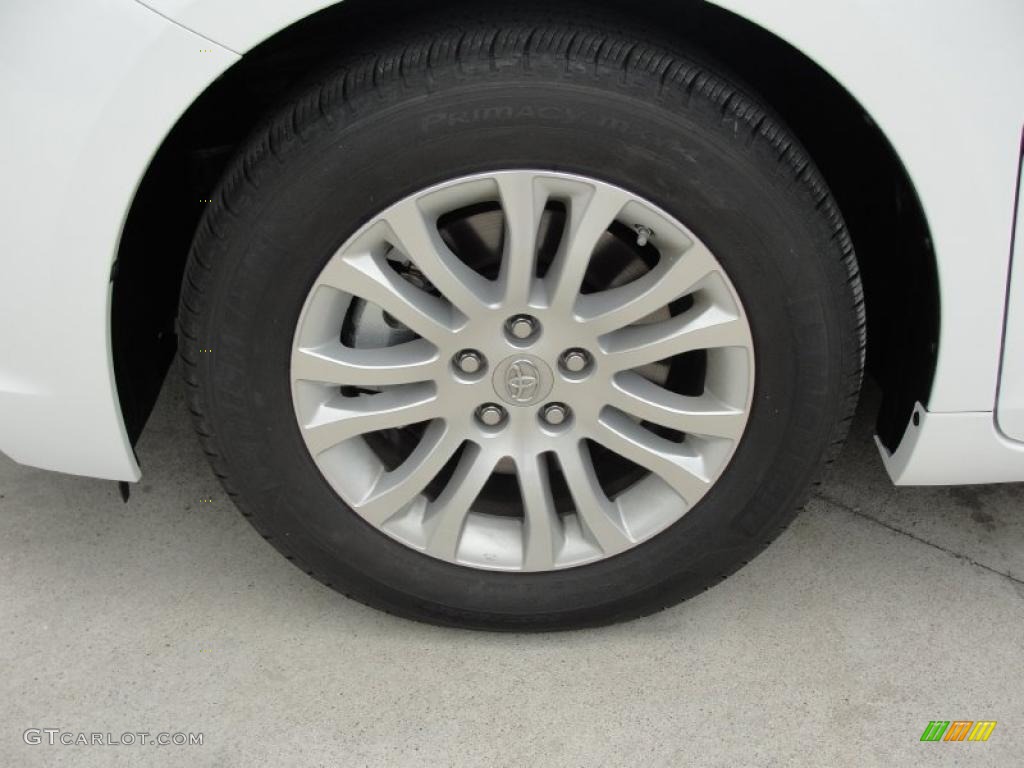 2011 Sienna XLE - Super White / Light Gray photo #11
