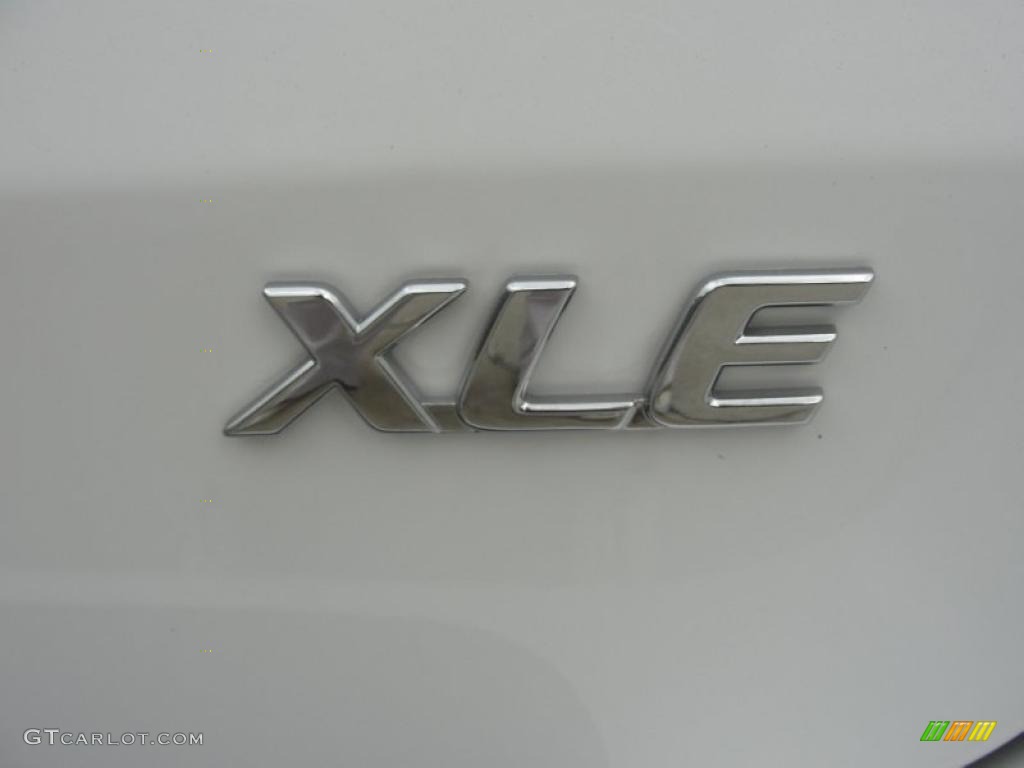 2011 Sienna XLE - Super White / Light Gray photo #16