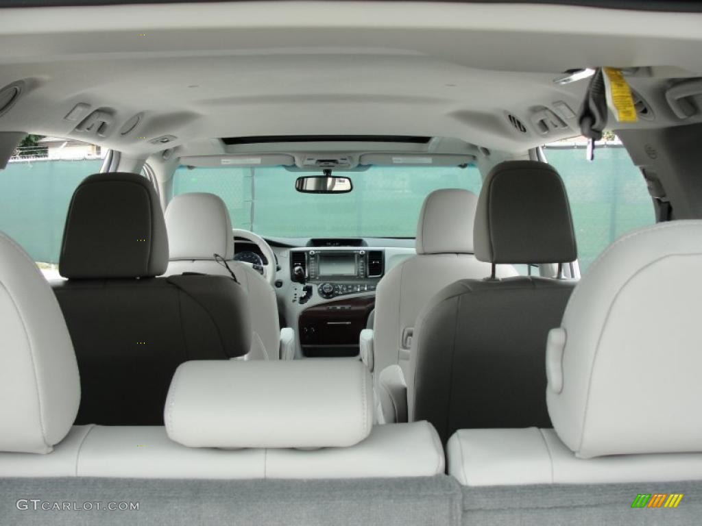 2011 Sienna XLE - Super White / Light Gray photo #21