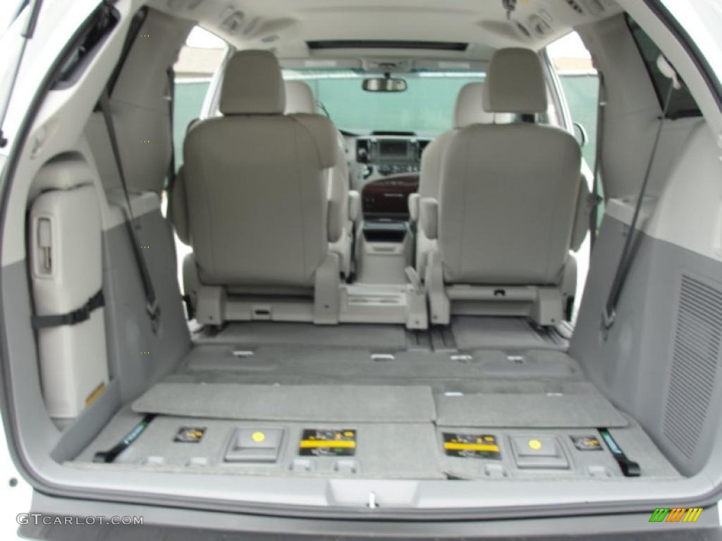 2011 Sienna XLE - Super White / Light Gray photo #22