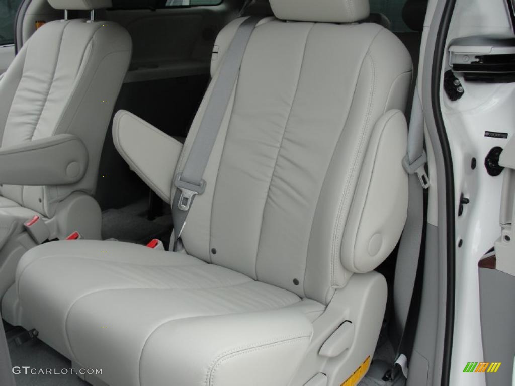 2011 Sienna XLE - Super White / Light Gray photo #24
