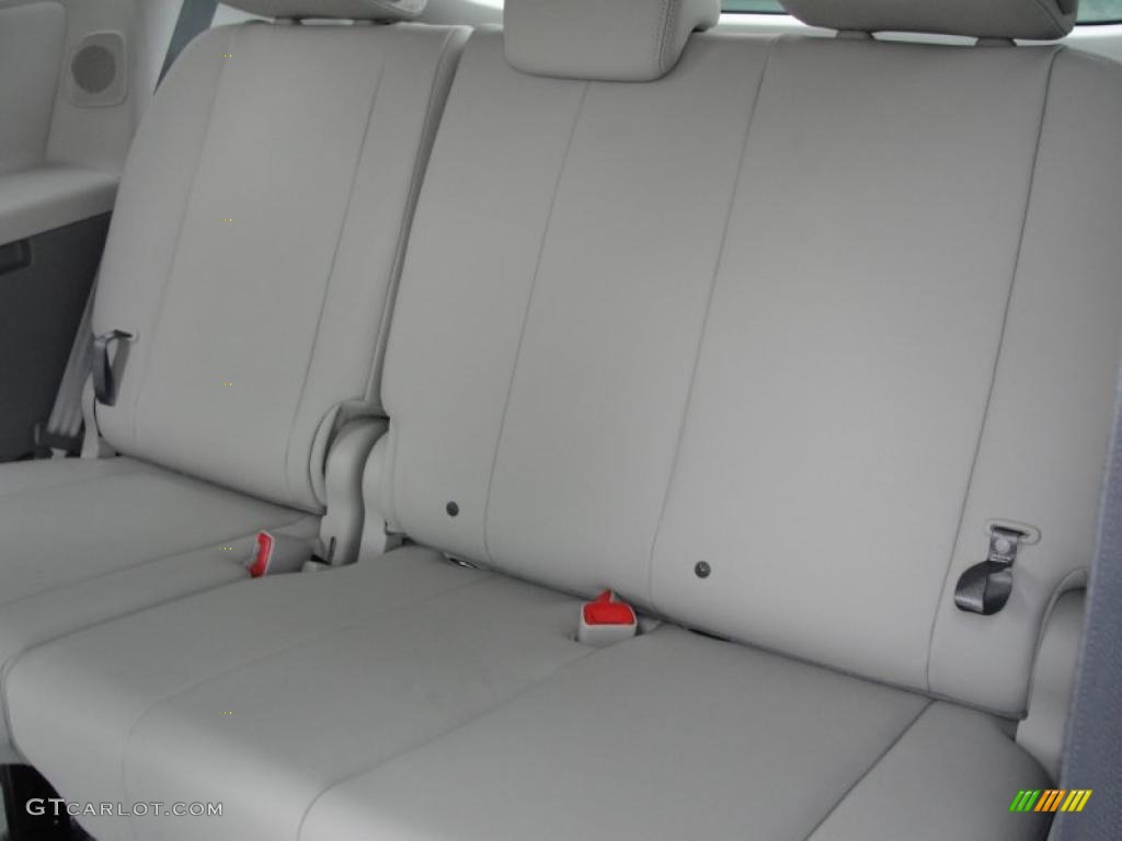2011 Sienna XLE - Super White / Light Gray photo #25