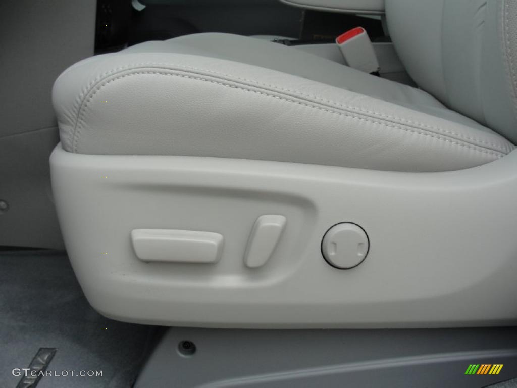 2011 Sienna XLE - Super White / Light Gray photo #30