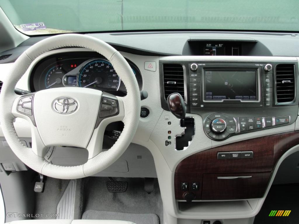 2011 Sienna XLE - Super White / Light Gray photo #33