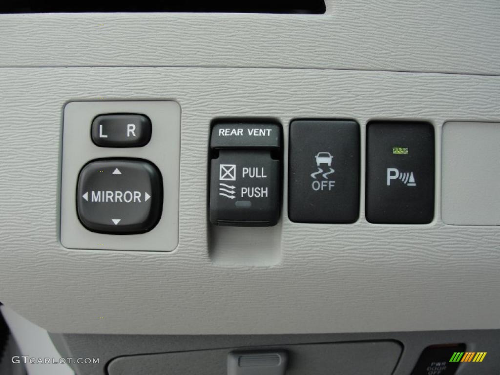 2011 Sienna XLE - Super White / Light Gray photo #43