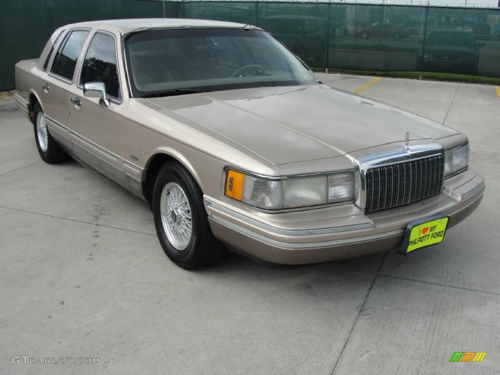 1993 Town Car Signature - Mocha Frost Metallic / Beige photo #1