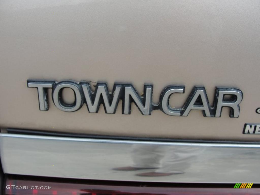 1993 Town Car Signature - Mocha Frost Metallic / Beige photo #19